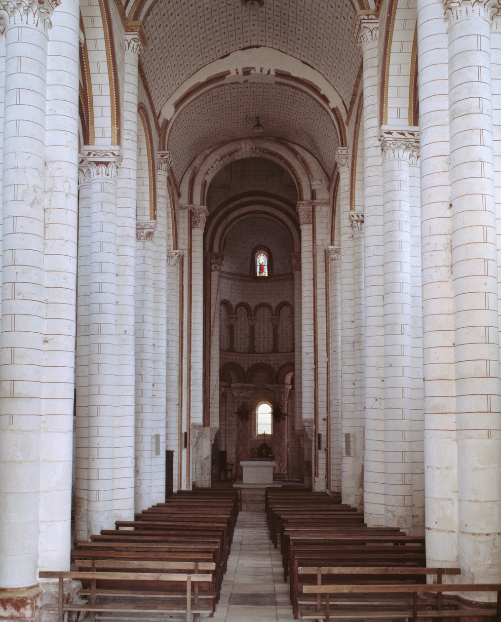 Utsikt over skipet av Romanesque