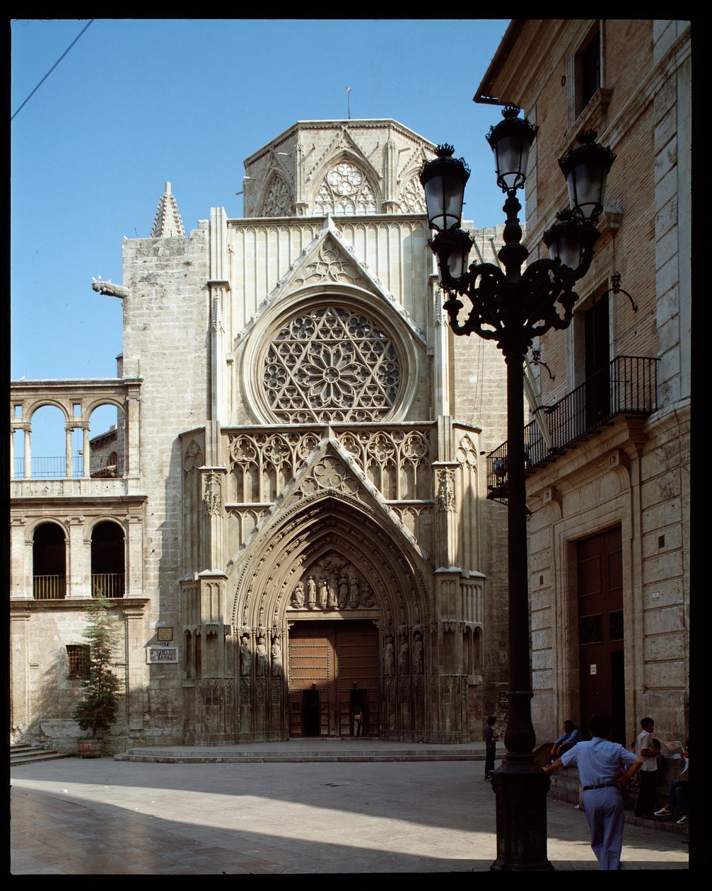 Utsikt over apostlenes portal, katedralen i Valencia (Valencia) 1300-tallet (Utsikt over apostlenes portal, Valencia, Spania) Spania av Romanesque