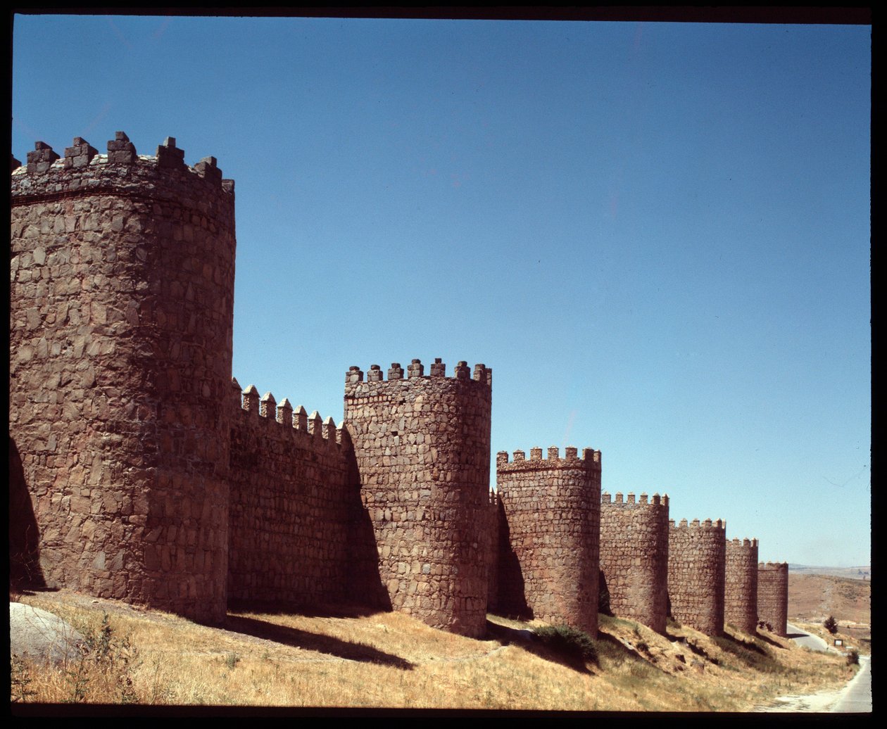 Utsikt over veggene i Avila, Spania (Utsikt over murene i Avila, Spania) av Romanesque