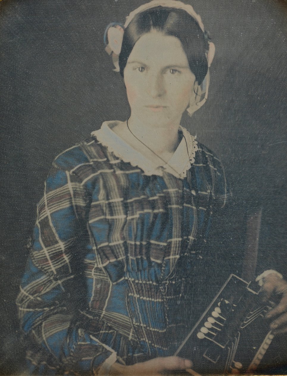 Kvinne med trekkspilldaguerreotypi, 1840-tallet. av Ron Fasand