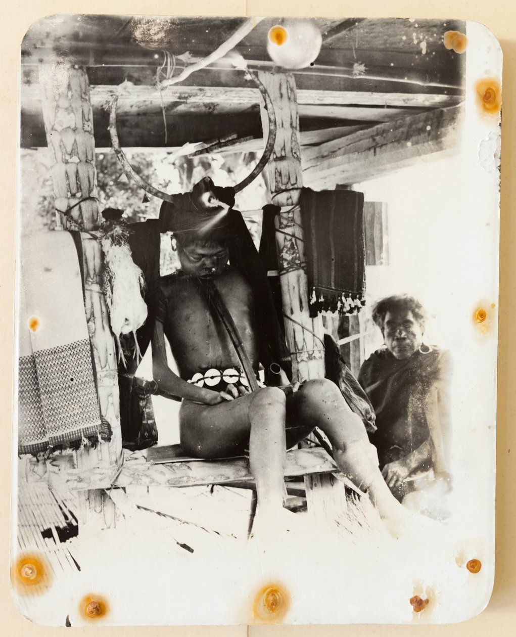 Ifugao-lik i dødsstolen, 1919 (s/hvitt-bilde) av Roy Barton