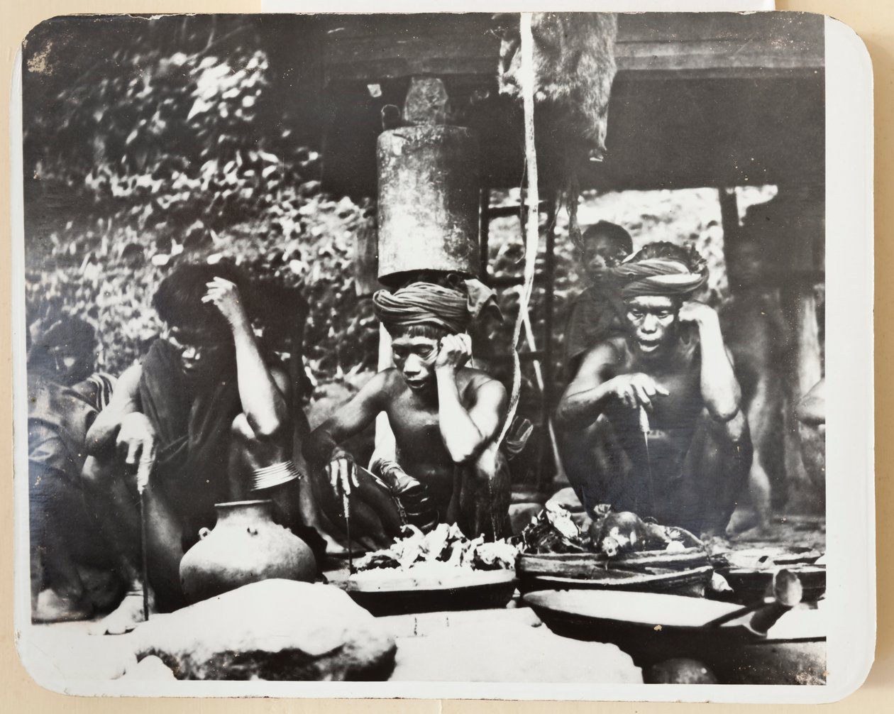 Ifugao-prester under en religiøs seremoni, 1910 (s/hvitt-bilde) av Roy Barton
