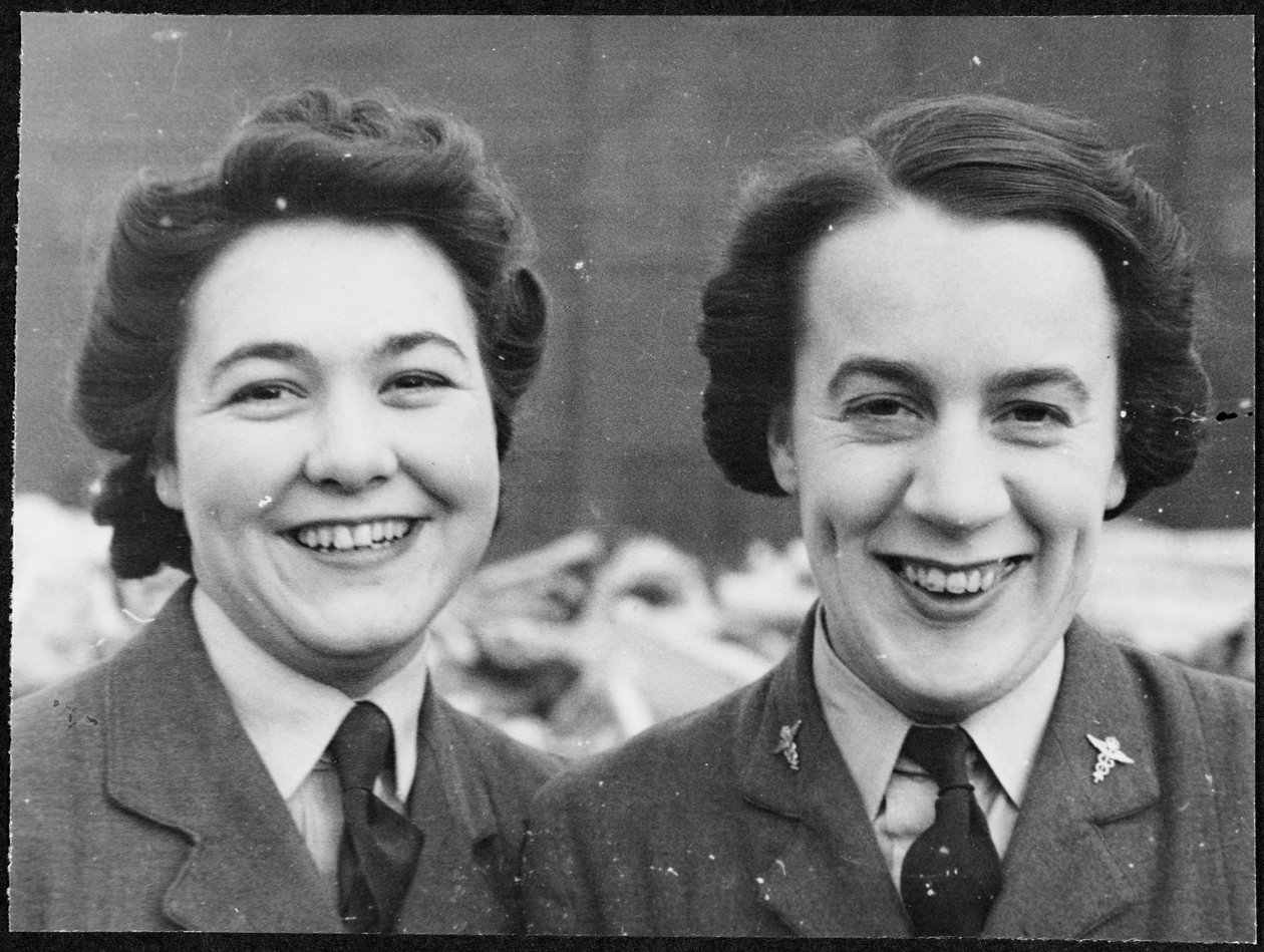 Portrett av Georgie Frankland og Ethel Hopkins, Pinewood Studios av Royal Air Force Film Production Unit
