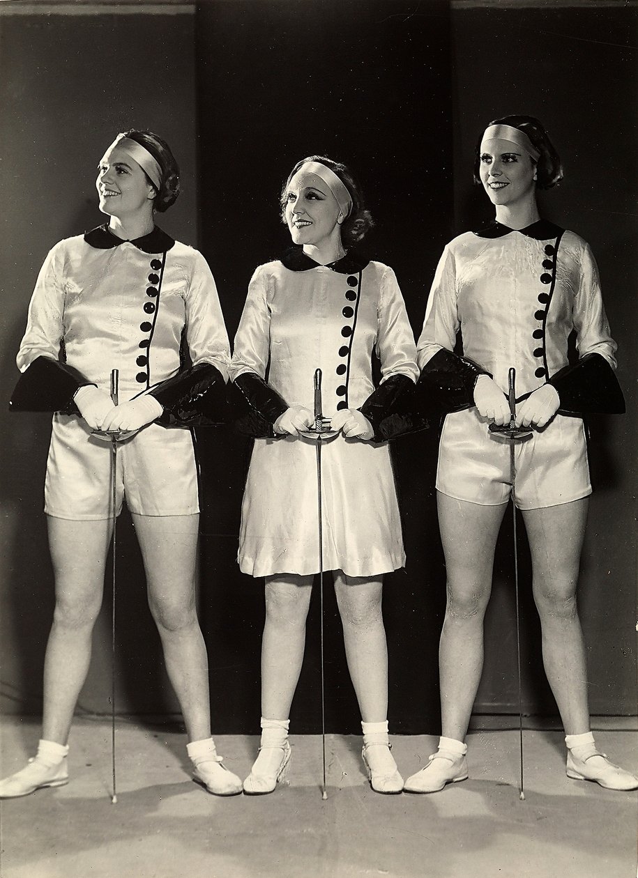 Portrett av tre kvinnelige gymnaster i fekteklær (s/hvitt-bilde) av Rudolf Duhrkoop