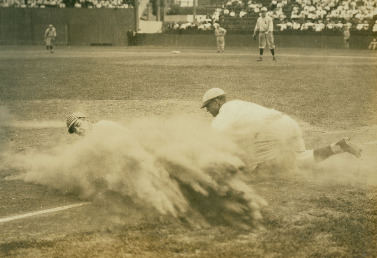 Baseballspiller som glir inn i tredje base på et St. Louis Terriers (Federal League) -kamp av Russell Froelich