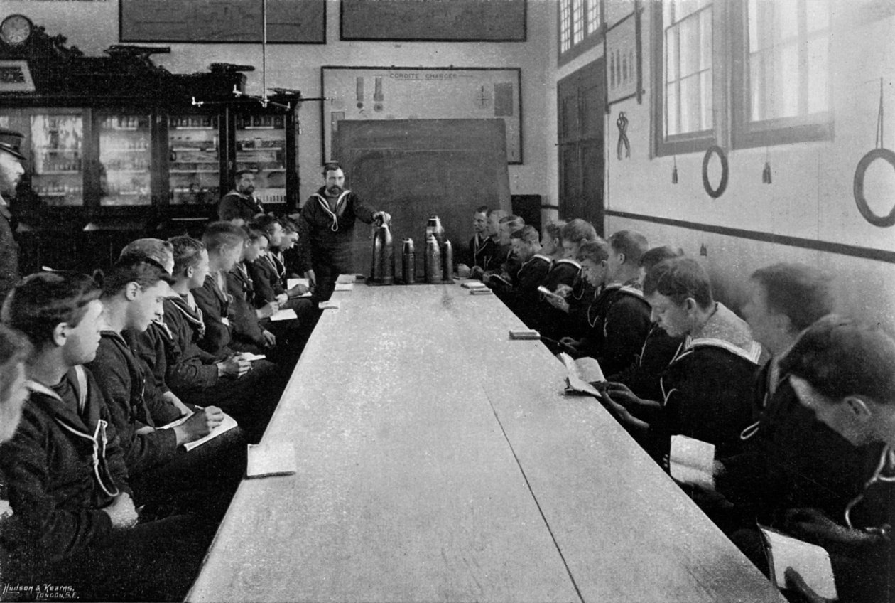 En klasse sjømenn ved ammunisjonsinstruksjon, Whale Island, Portsmouth, Hampshire, 1896 av Russell and Sons