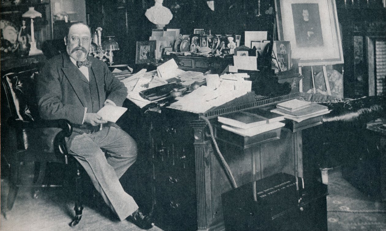 Kong Edward VII i hans studie ved Marlborough House, London, c1904 1911 av Russell and Sons