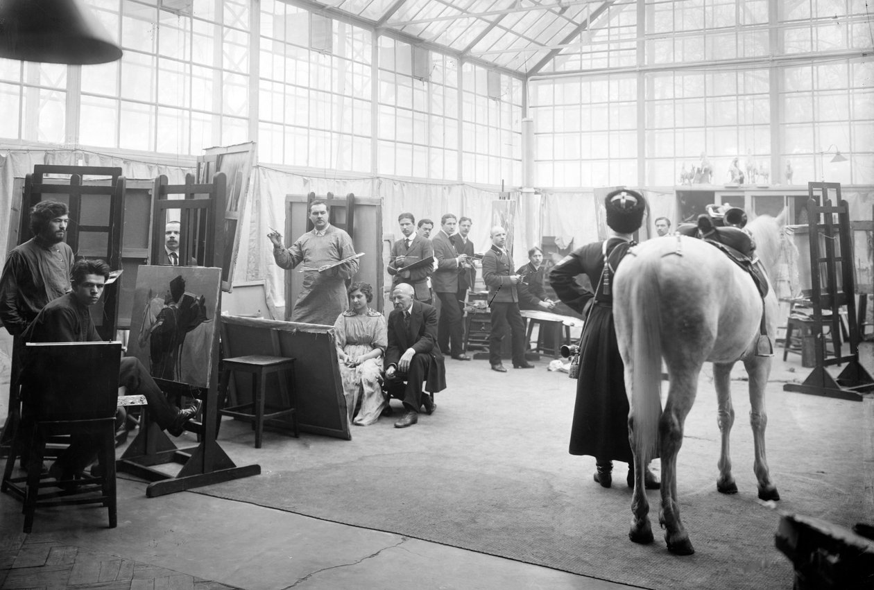 En kosakk og hesten hans poserer for kunststudenter i klassen til professor Semionovich-Samokish, spesialist i militære temaer, Academy of Arts, St. Petersburg av Russian Photographer