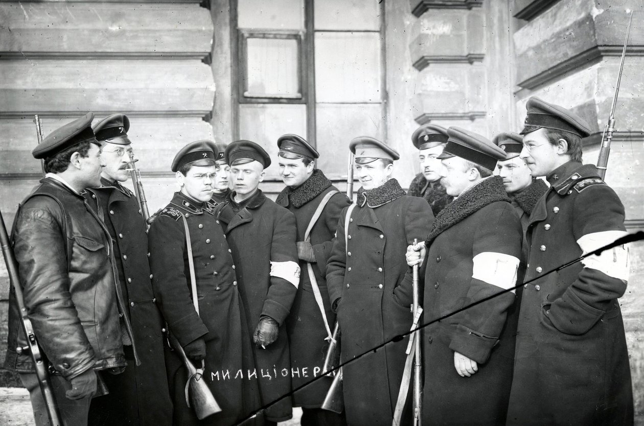En gruppe studenter som fungerte som militsmenn, St Petersburg, 1917 av Russian Photographer