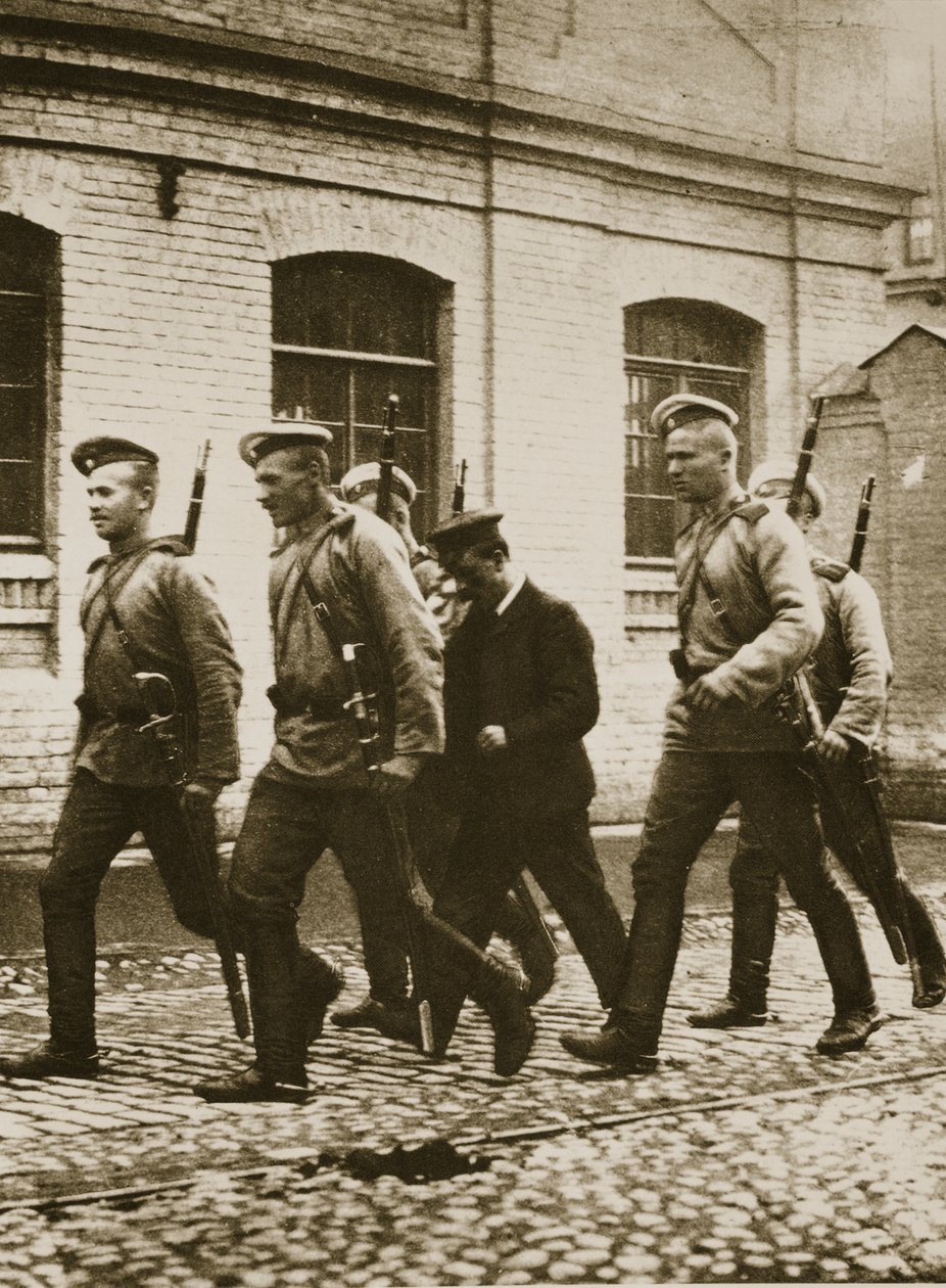 En patrulje som jakter på mistenkte etter opprøret ved Viborg, i utkanten av St. Petersburg (sepia-bilde) av Russian Photographer