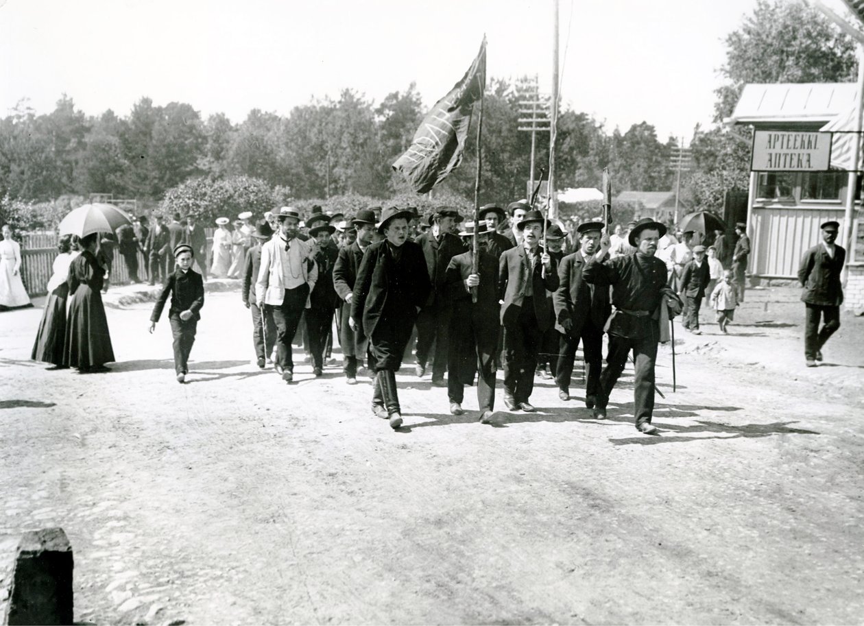 En protestmarsj i St Petersburg, 1906 av Russian Photographer