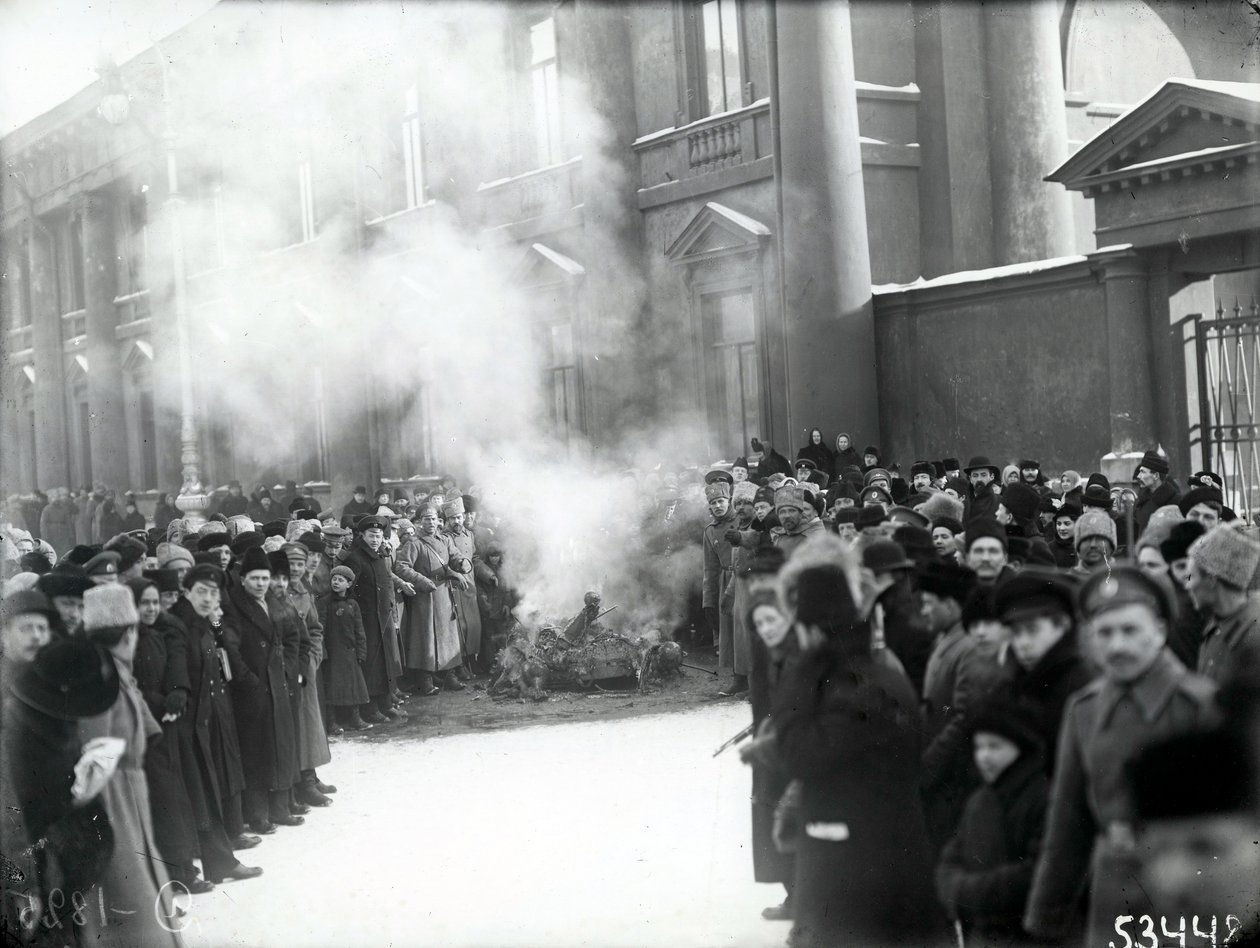 Brenning av tsarens våpenskjold på Nevsky Prospekt nær keiserens kontor, St. Petersburg, 1917 av Russian Photographer