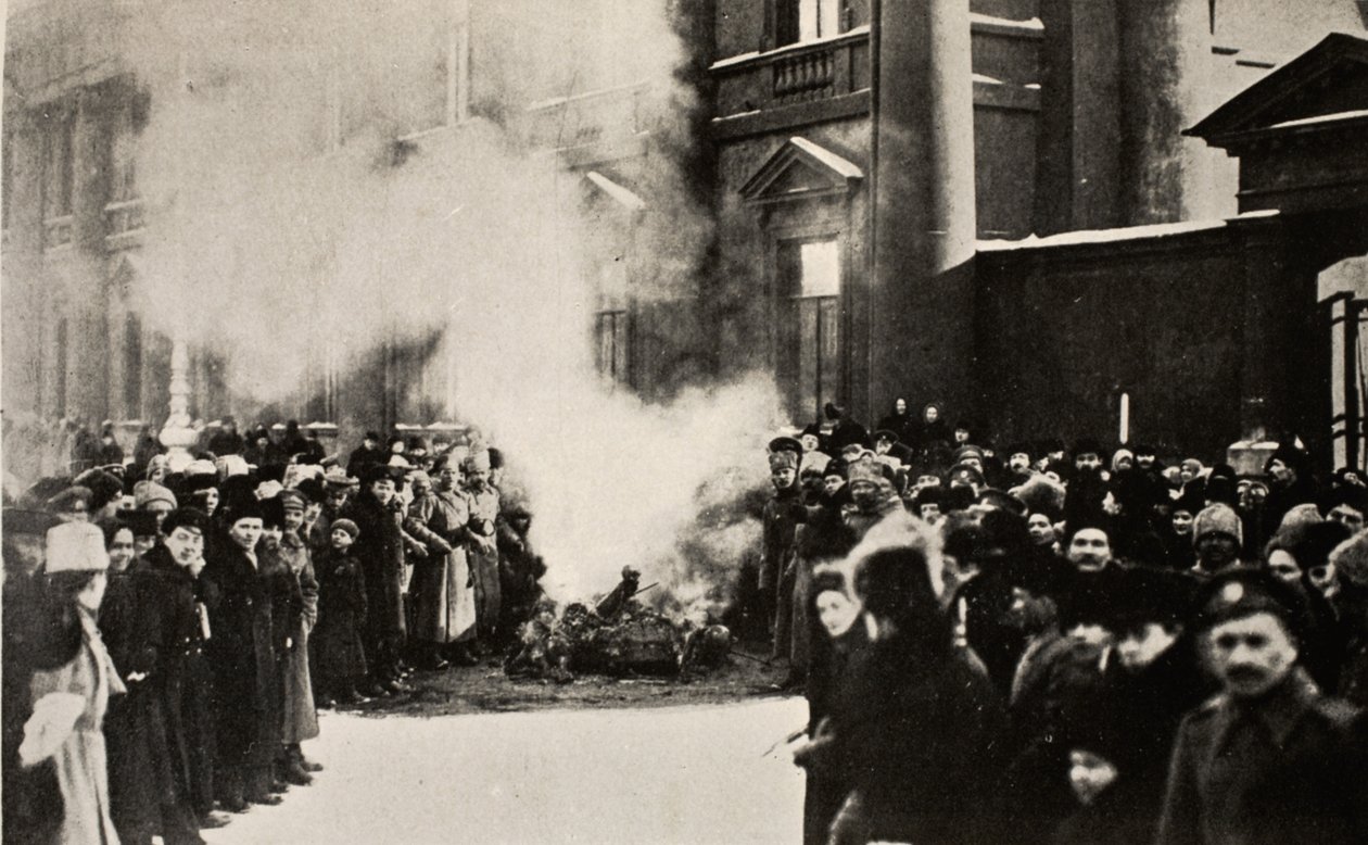 Brenning av kongeliges emblemer, 1917 av Russian Photographer