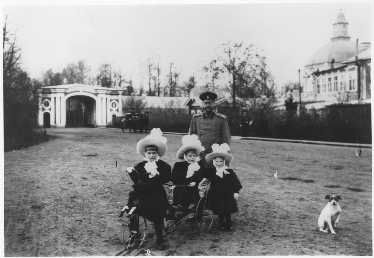 Carl Michael, hertug av Mecklenburg-Strelitz med sine 3 nieser, Katya, Menka og Tasha, ved Oranienbaum-palasset nær St. Petersburg, ca. 1898 av Russian Photographer