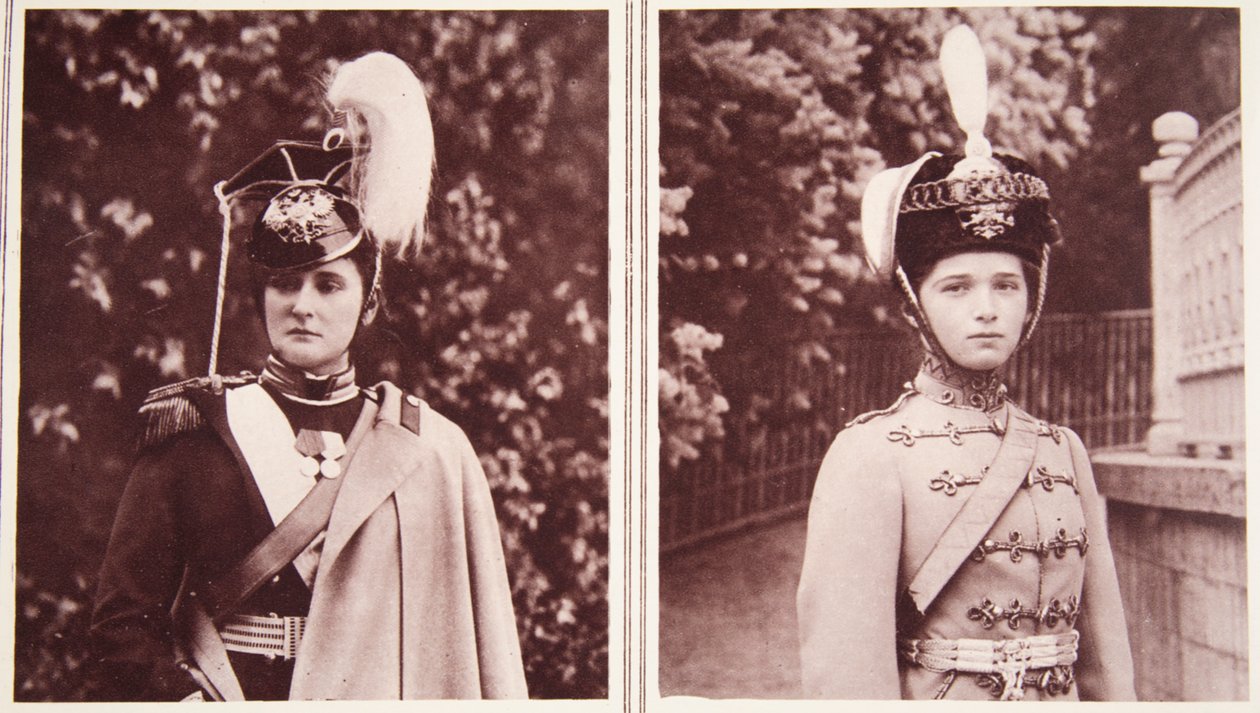 Sjefoberst for russiske lansere: keiserinnen av Russland, og sjefsoberst for russiske husarer: storhertuginnen Olga, fra The Illustrated War News (sepia-bilde) av Russian Photographer