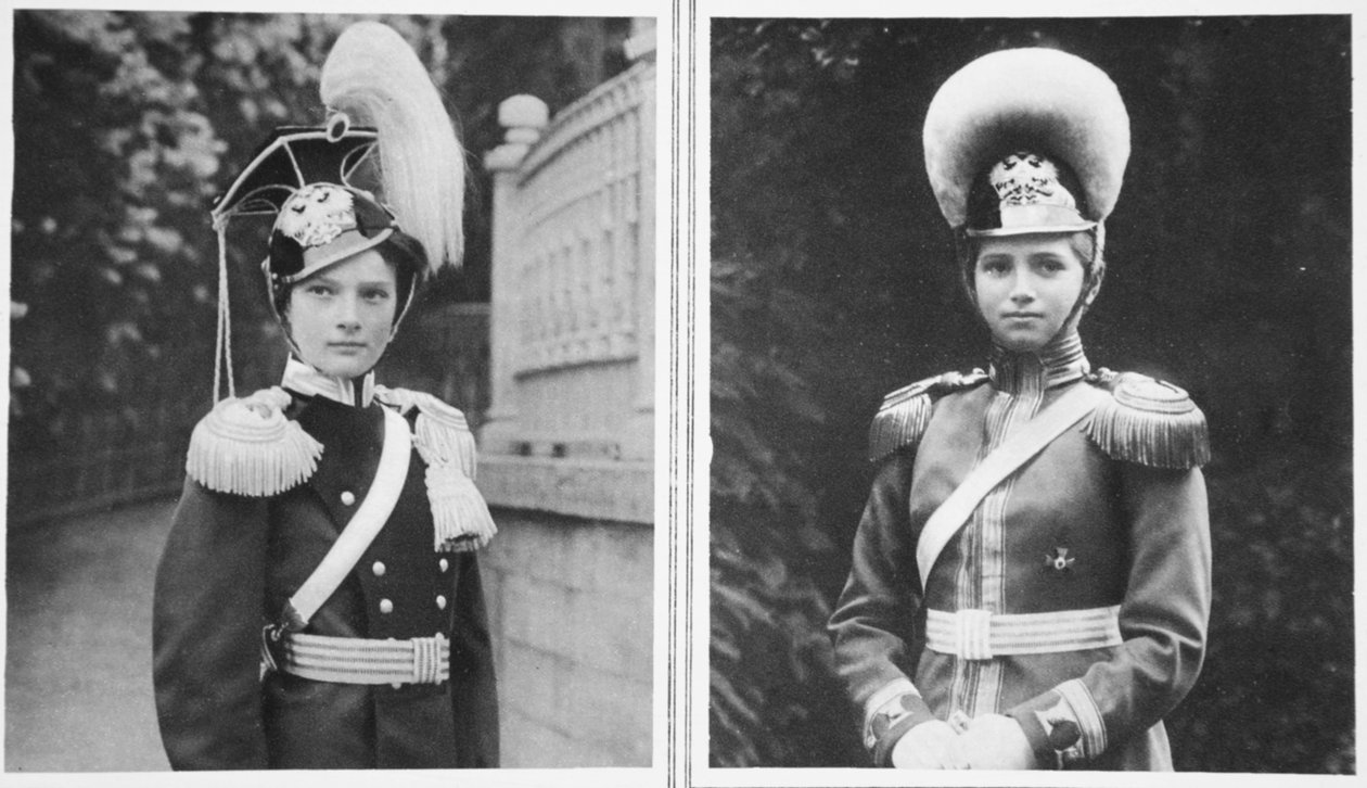 Sjefoberst for russiske Uhlans: Storhertuginnen Tatiana og sjefsoberst for Russian Horse Grenadiers: Storhertuginnen Marie, fra The Illustrated War News (sepiafoto) av Russian Photographer