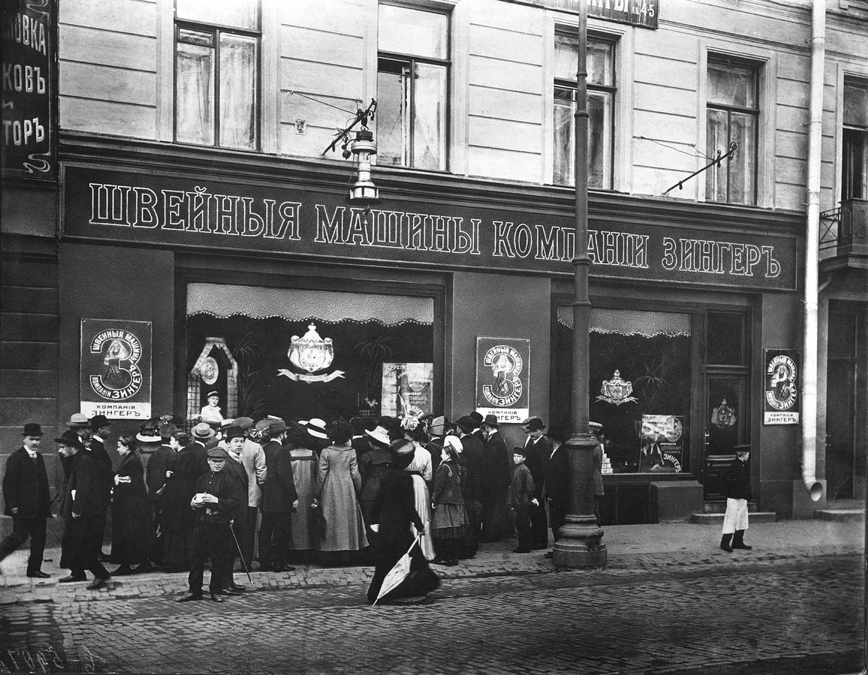 Folkemengder trukket til en demonstrasjon i vinduet til Singer symaskinbutikk, St. Petersburg av Russian Photographer