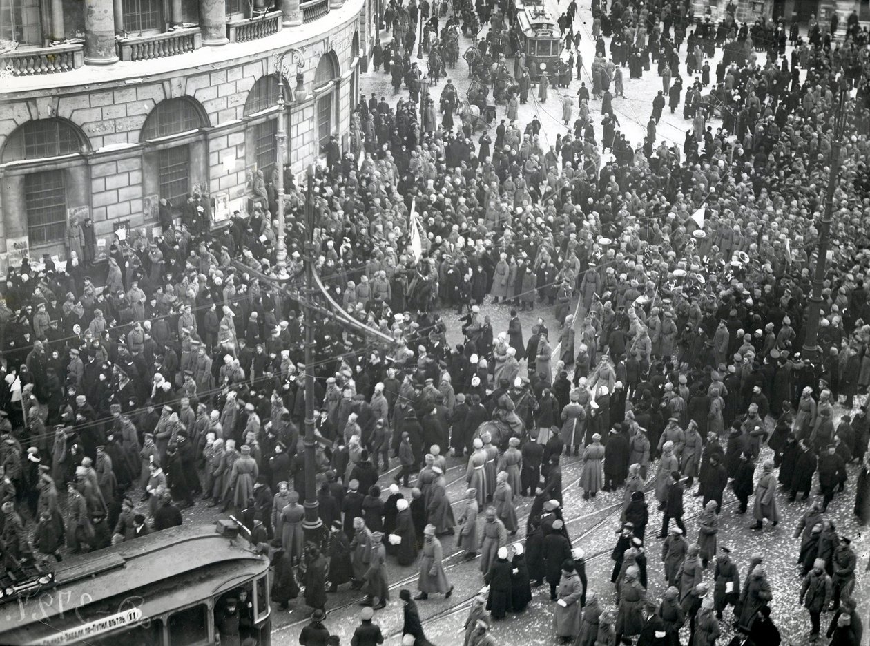 Demonstrasjon ved det offentlige biblioteket på Nevskiy Prospekt, St Petersburg, 20.-21. april 1917 av Russian Photographer