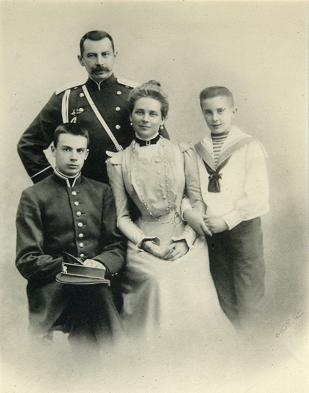 Familieportrett av prinsesse Zenaida Yusupova, grev Felix Sumarokov-Elston og sønnene Nikolai og Felix, fra studioet til A. Pasetti av Russian Photographer