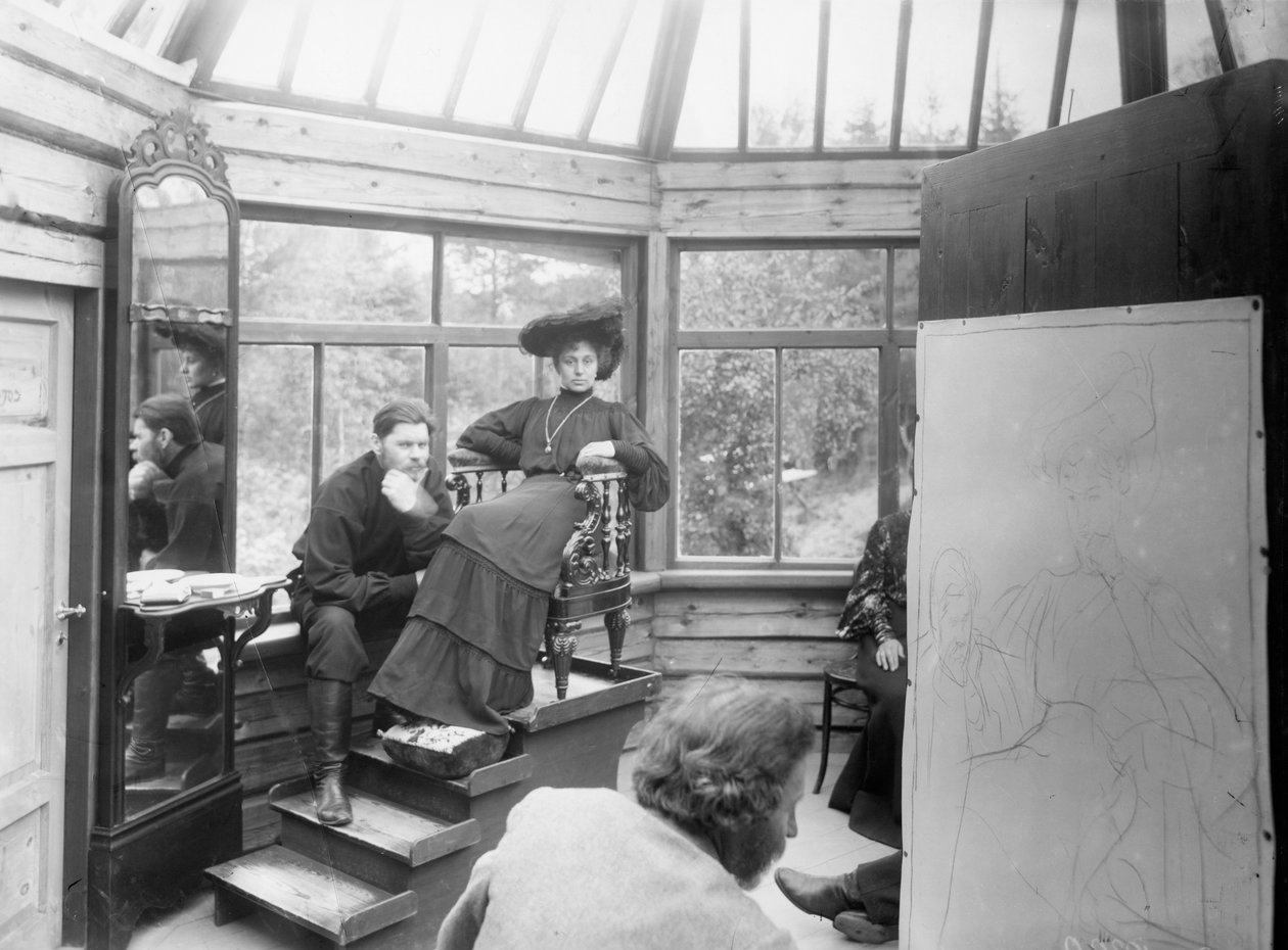 Maxim Gorky og Maria Andreyeva poserer i studioet på Repins dacha av Russian Photographer