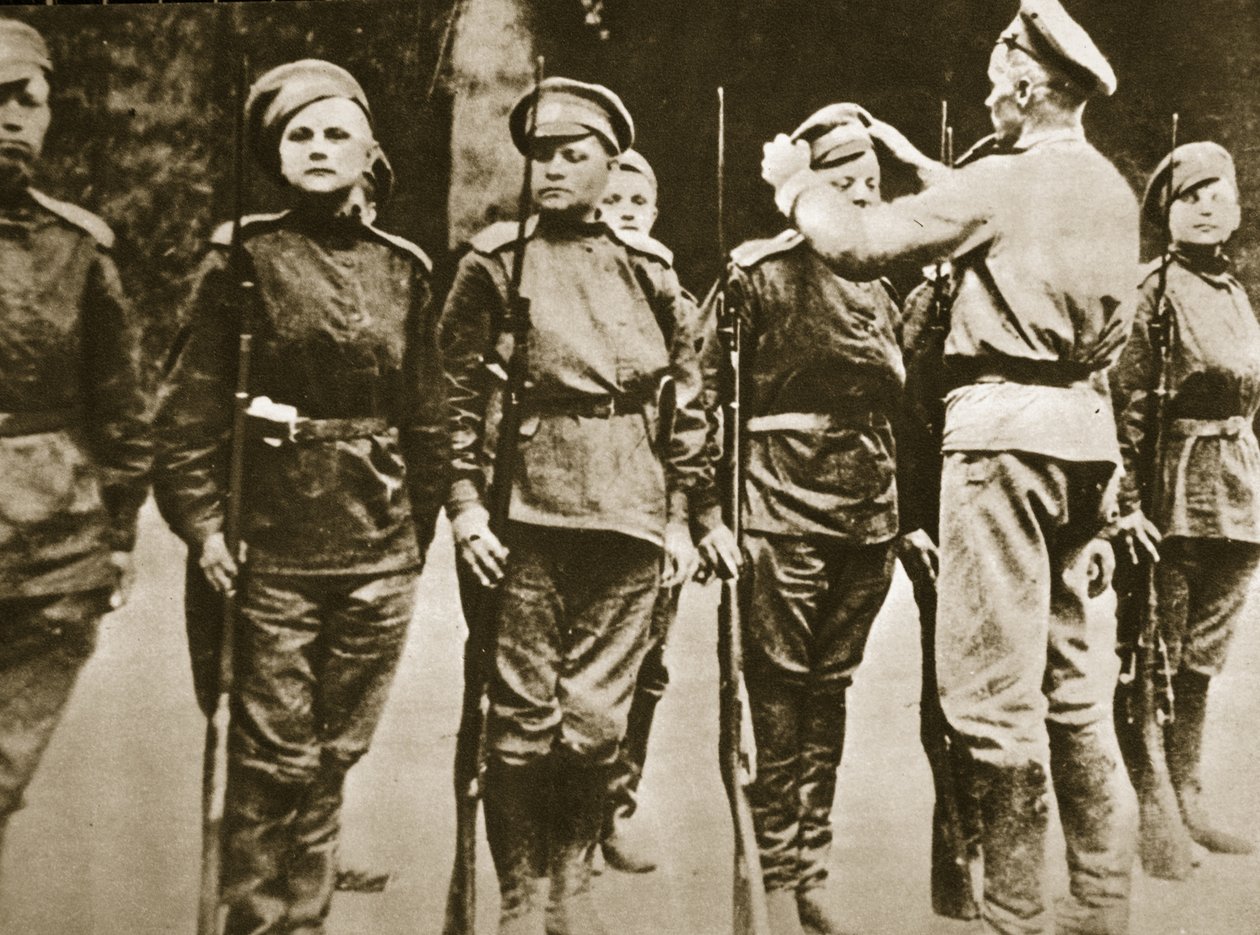 Medlemmer av den første russiske kvinnebataljonen, 1917 (sepia-bilde) av Russian Photographer