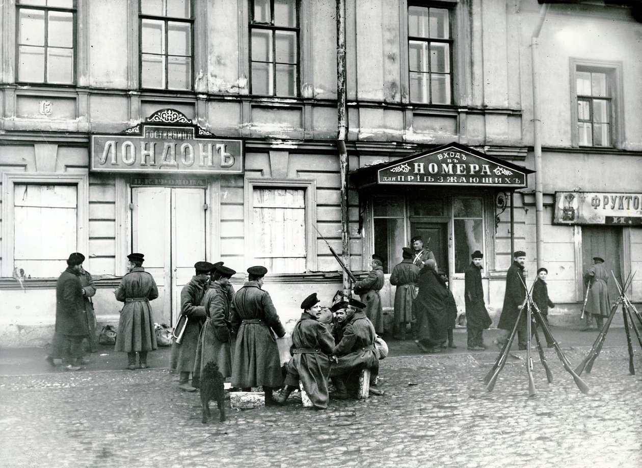 Milismenn i en St Petersburg-gate, 17. oktober 1905 av Russian Photographer