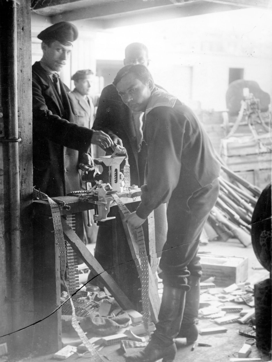 Ammunisjonsfabrikk, St Petersburg, 1917 av Russian Photographer