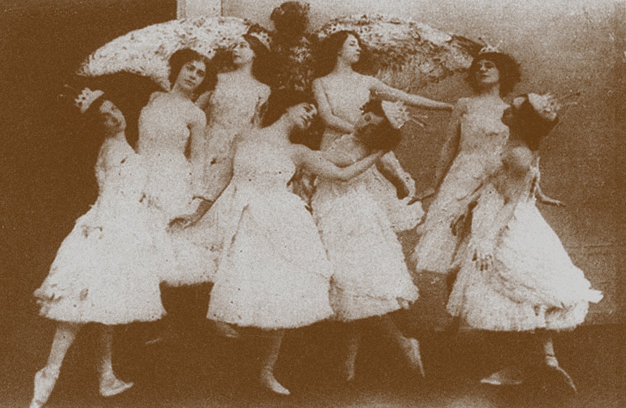 Olga Preobrajenskaya som Odette med svaner, 1895 av Russian Photographer