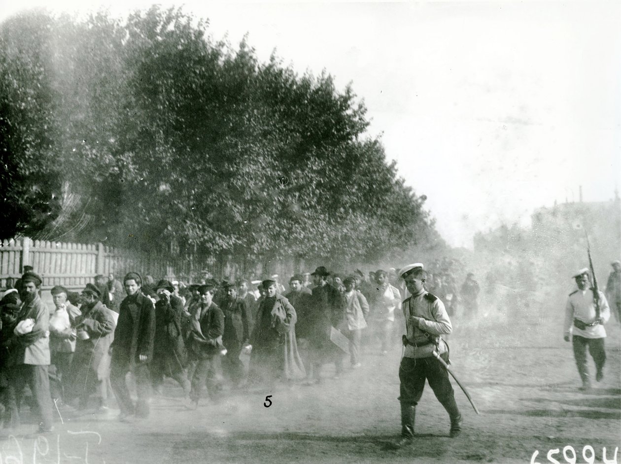Politiske fanger som ble eskortert gjennom St Petersburg, 1906 av Russian Photographer
