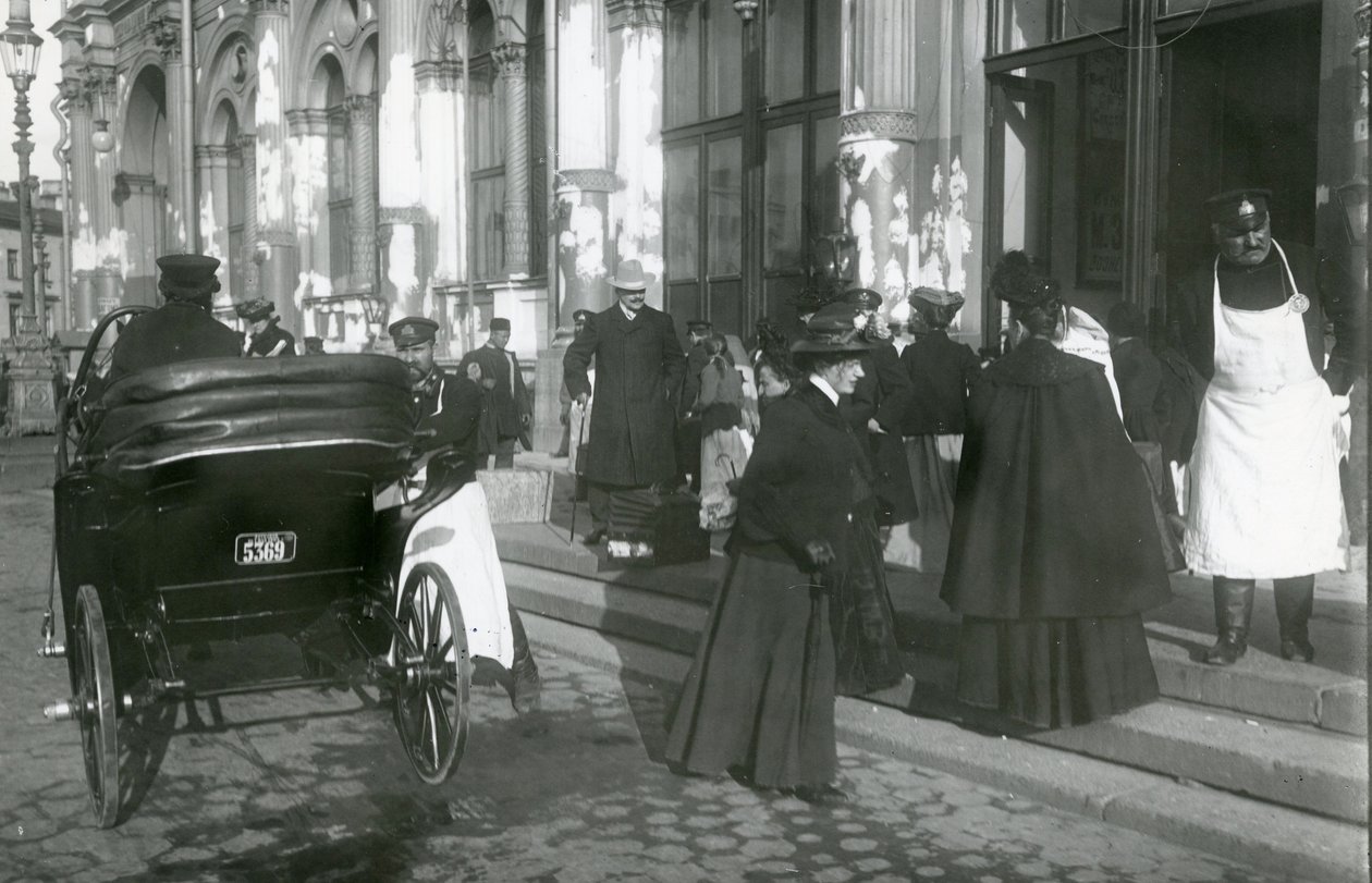 Bærere og passasjerer utenfor Nicholas jernbanestasjon, Nevsky Prospekt, St. Petersburg, ca. 1913 av Russian Photographer