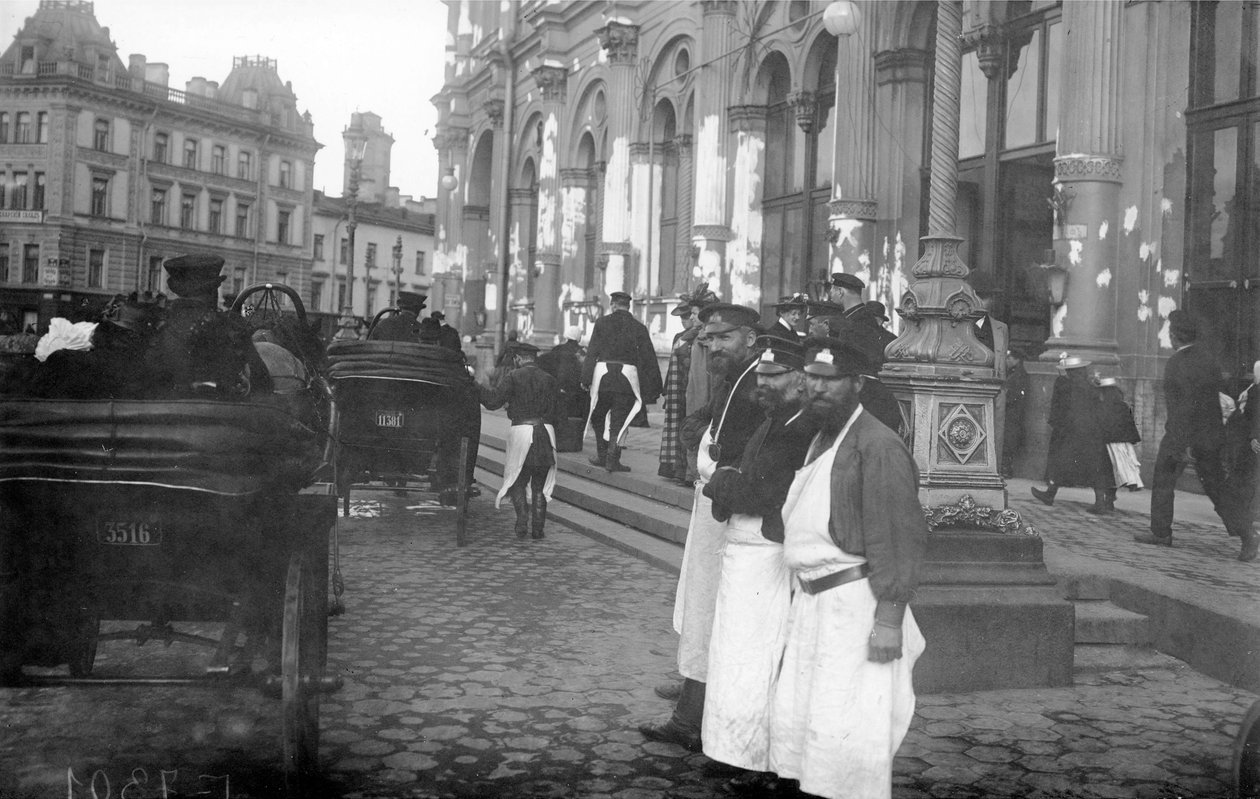 Bærere og passasjerer utenfor Nicholas jernbanestasjon, Nevsky Prospekt, St. Petersburg, 1913 av Russian Photographer