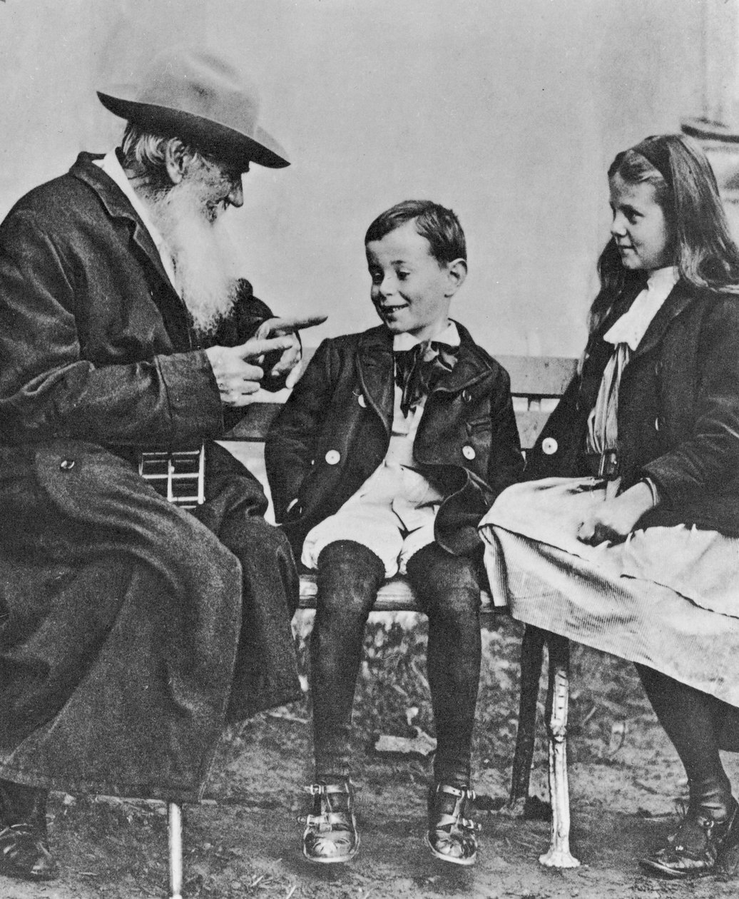 Portrett av Lev Nikolaevich Tolstoy (1828-1910) med barnebarna hans (se også 105767) av Russian Photographer