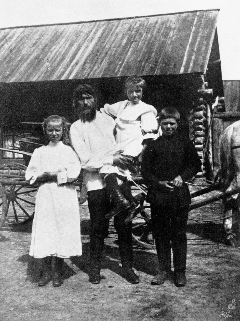 Rasputin og hans familie på Pokrovskoe av Russian Photographer