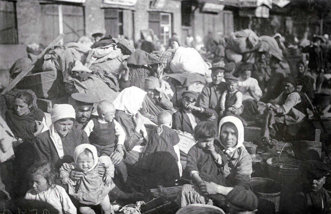 Flyktninger i St Petersburg, 1915 av Russian Photographer