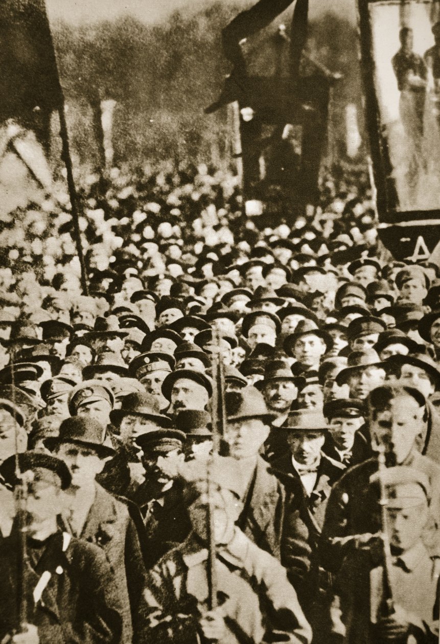 Revolusjonister i Petrograd, 1917 (sepia-bilde) av Russian Photographer
