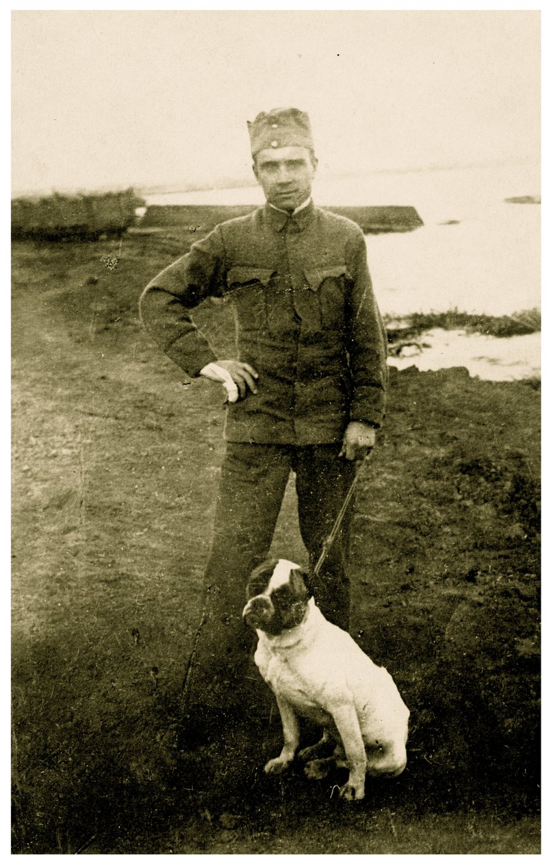 Russisk soldat med hund, 1914-18 av Russian Photographer
