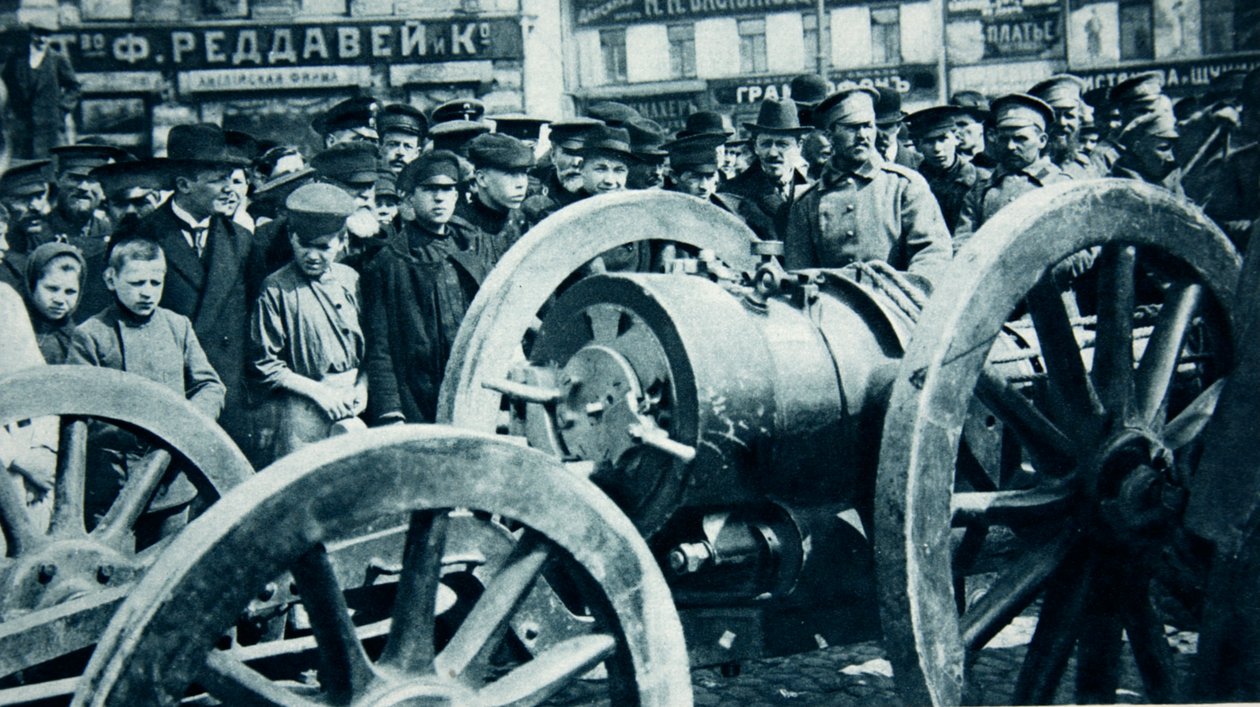 Russlands solide trøst for tapet av Przemysl: en av de østerrikske 24-C.M. morterer, fanget der, i Moskva, fra The Illustrated War News av Russian Photographer