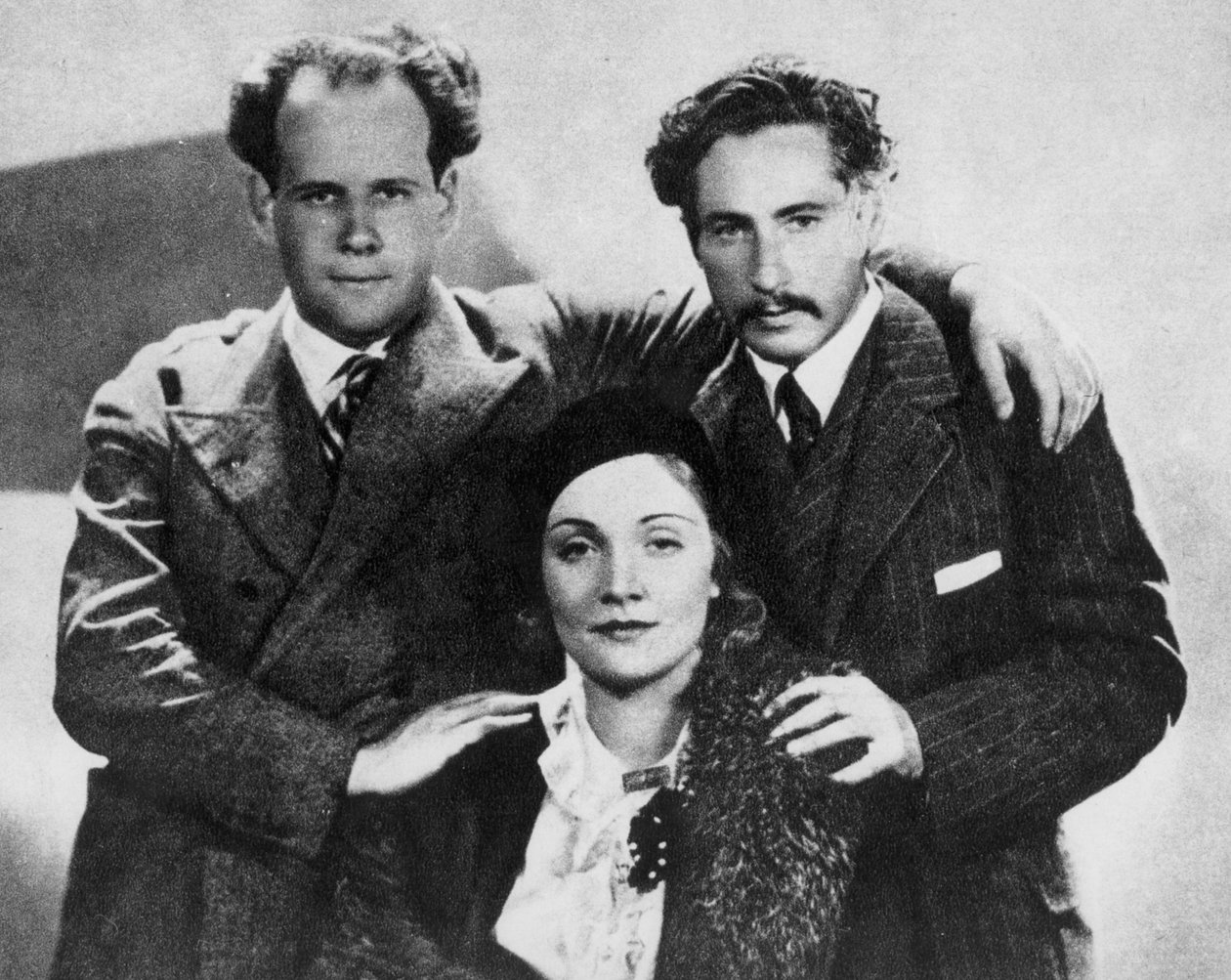 Sergei Eisenstein (1898-1948) med Marlene Dietrich (1901-92) og Joseph Sternberg (1894-1969) i 1930, fra Serge Eisenstein, Reflexions dun Cineaste, utgitt i Moskva, 1958 av Russian Photographer