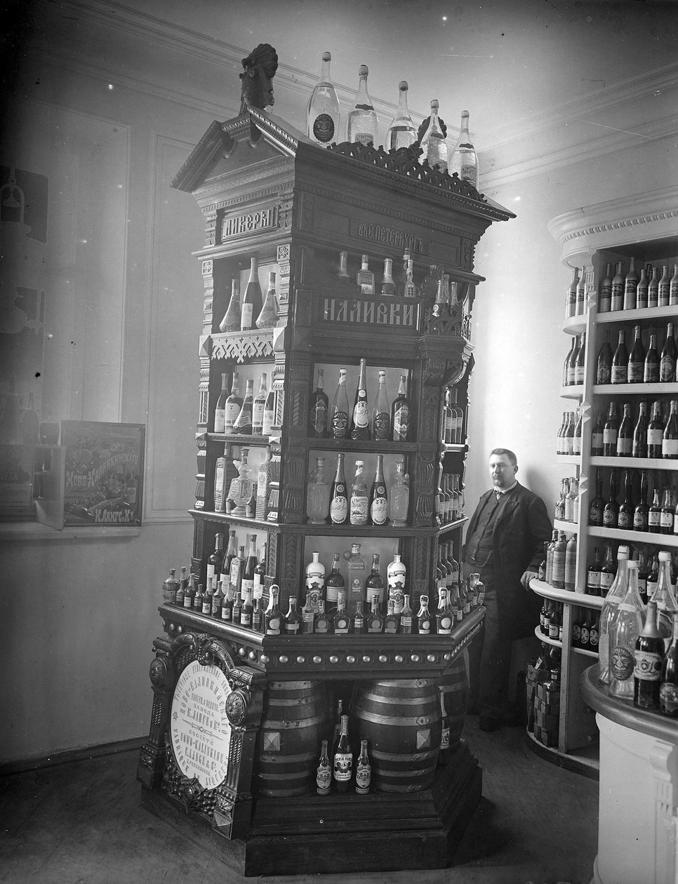 Butikkutstilling av vin og likører, ca. 1893 av Russian Photographer