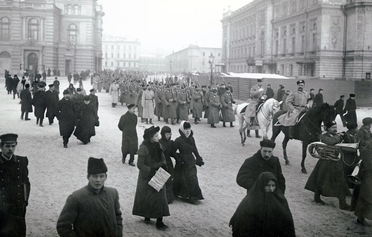 Soldater på vei til fronten, St Petersburg, 1917 av Russian Photographer
