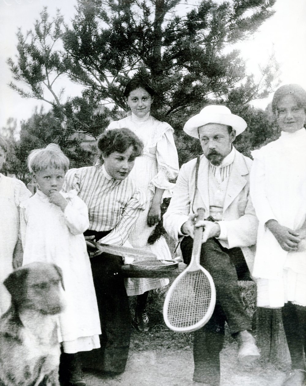 Innbyggere i St Petersburg tar en pause fra en tenniskamp, 1900 av Russian Photographer