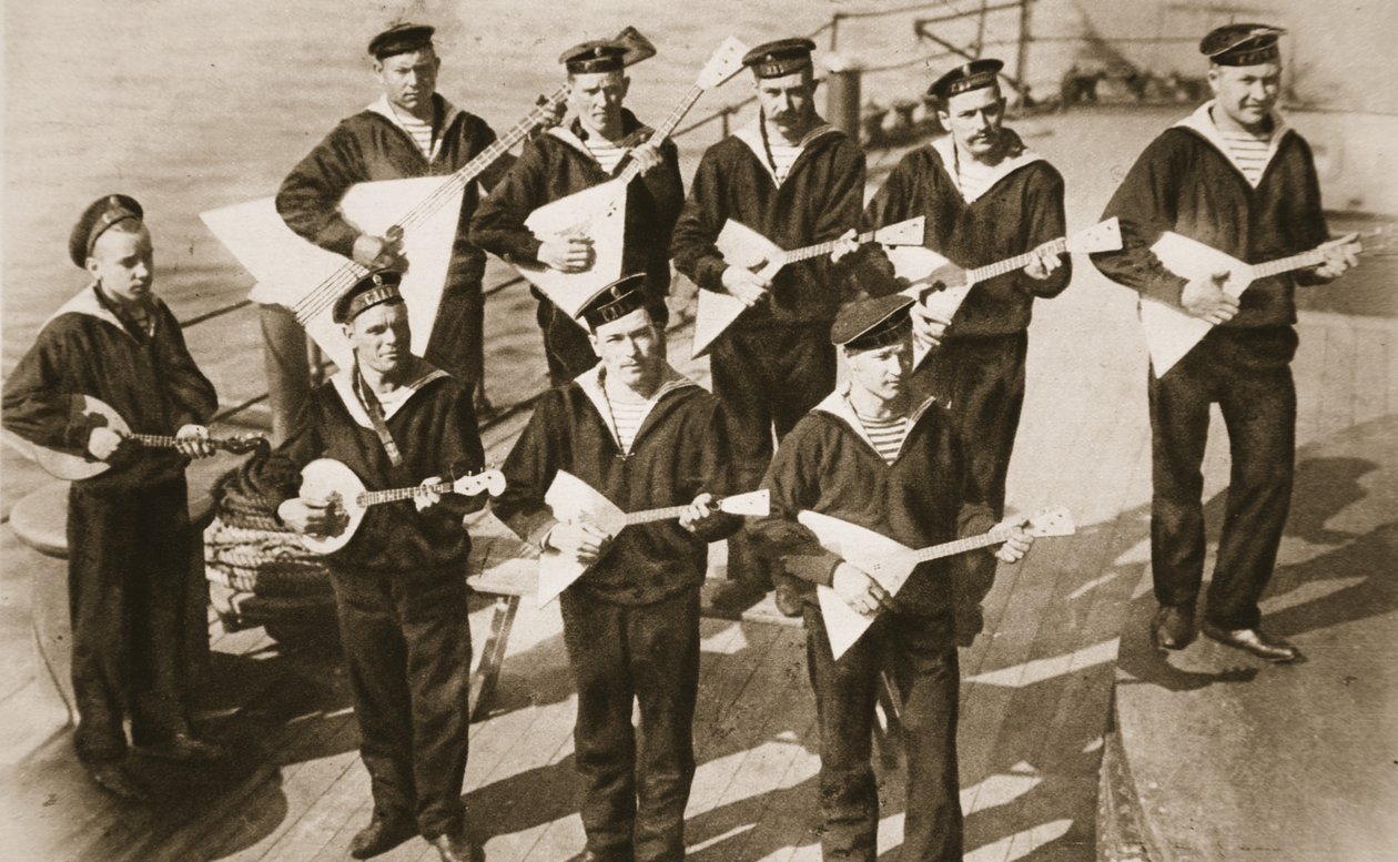 Balalaika-bandet, som holder humøret oppe i den russiske marinen, fra The Illustrated War News (sepia-bilde) av Russian Photographer