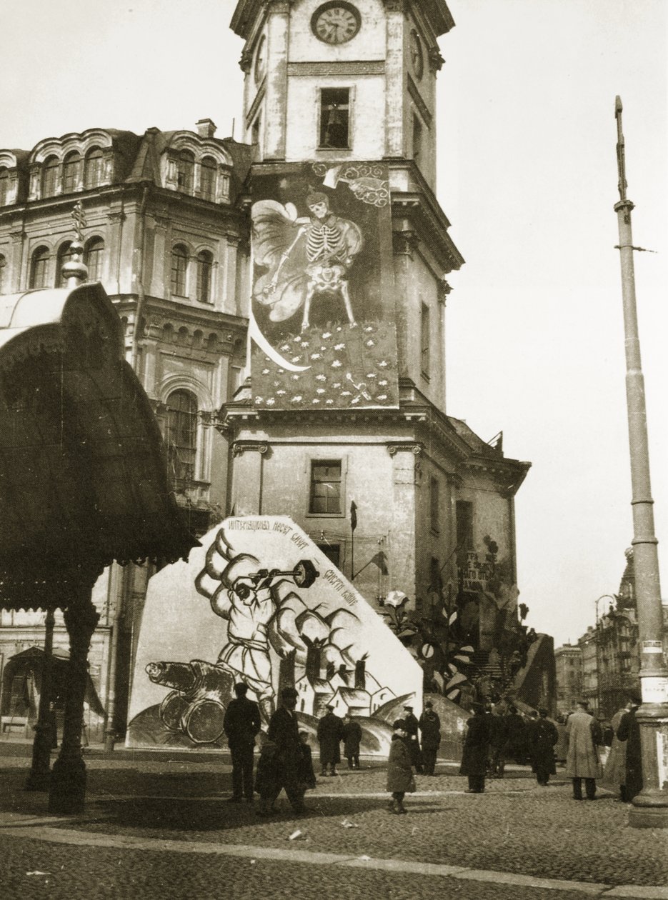 Bolsjevikene dekker offisielle bygninger med sin kunst, St. Petersburg (sepia-bilde) av Russian Photographer