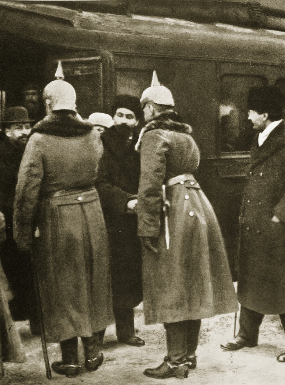Trotsky og russiske delegater ønsket velkommen av tyske offiserer i Brest-Litovsk, desember 1917 (sepia-bilde) av Russian Photographer