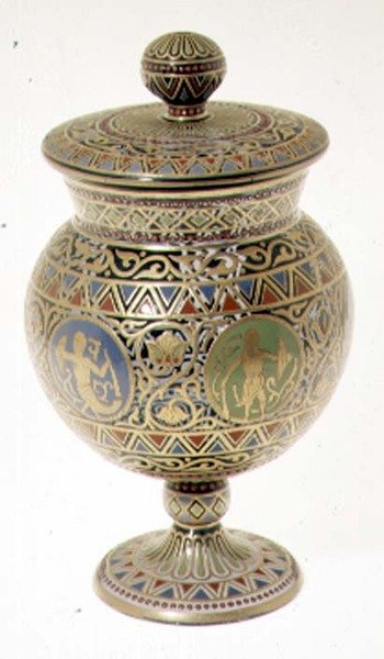 Dekket beger, med emaljering og forgylt dekor, merke av Alexander II på bunnen, av Imperial Glass Factory, ca. 1870 (emaljert glass) av Russian School