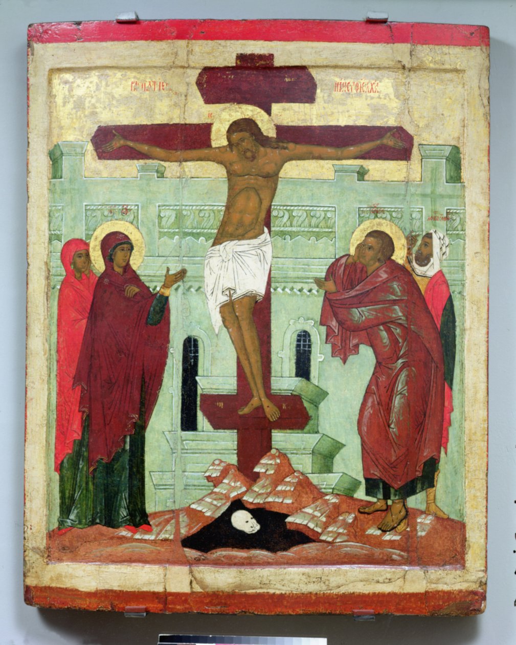Ikon som viser korsfestelsen med jomfruen, Maria Magdalena, St. Johannes og centurionen Longinus, Novgorod skole (tempera på panel) av Russian School