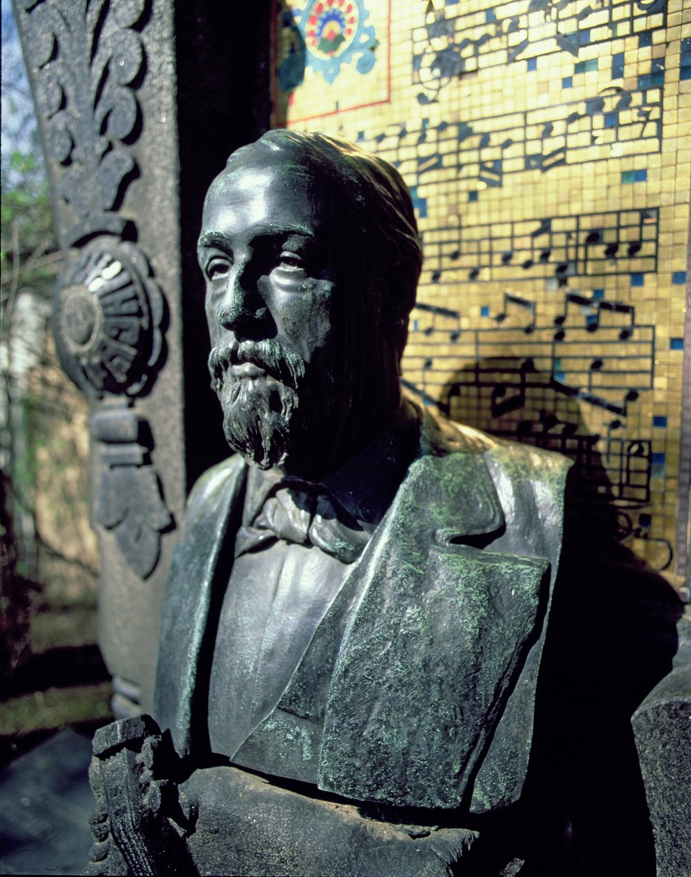 Portrettbyste av Alexander Borodin (1833-87) fra graven hans (bronse) av Russian School