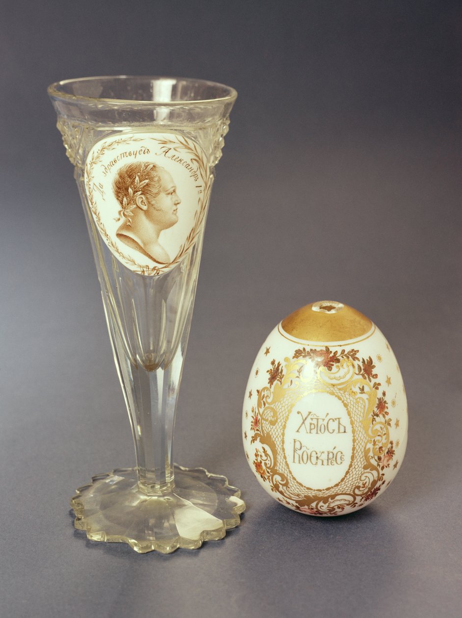 Vinglass med ugjennomsiktig plakett med portrett av Alexander I (1777-1825) ca. 1820, og påskeegg påskrevet Kristus er oppstått, ca. 1840 (ugjennomsiktig hvitt glass) av Russian School