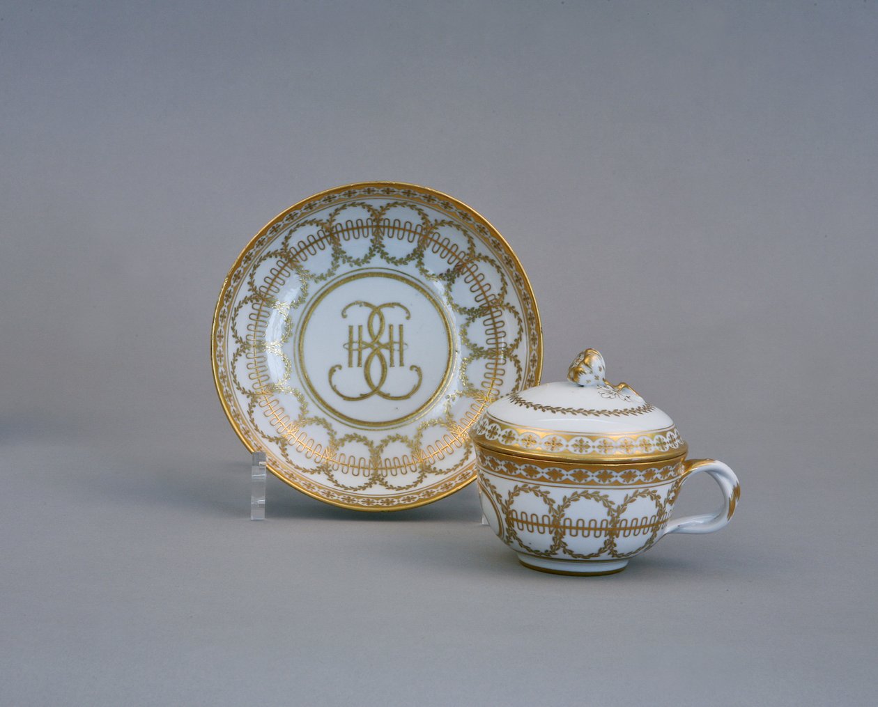 Kopp og tallerken med monogrammet til Catherine II Imperial Porselensfabrikk, 1770-1780-tallet av Russian Master