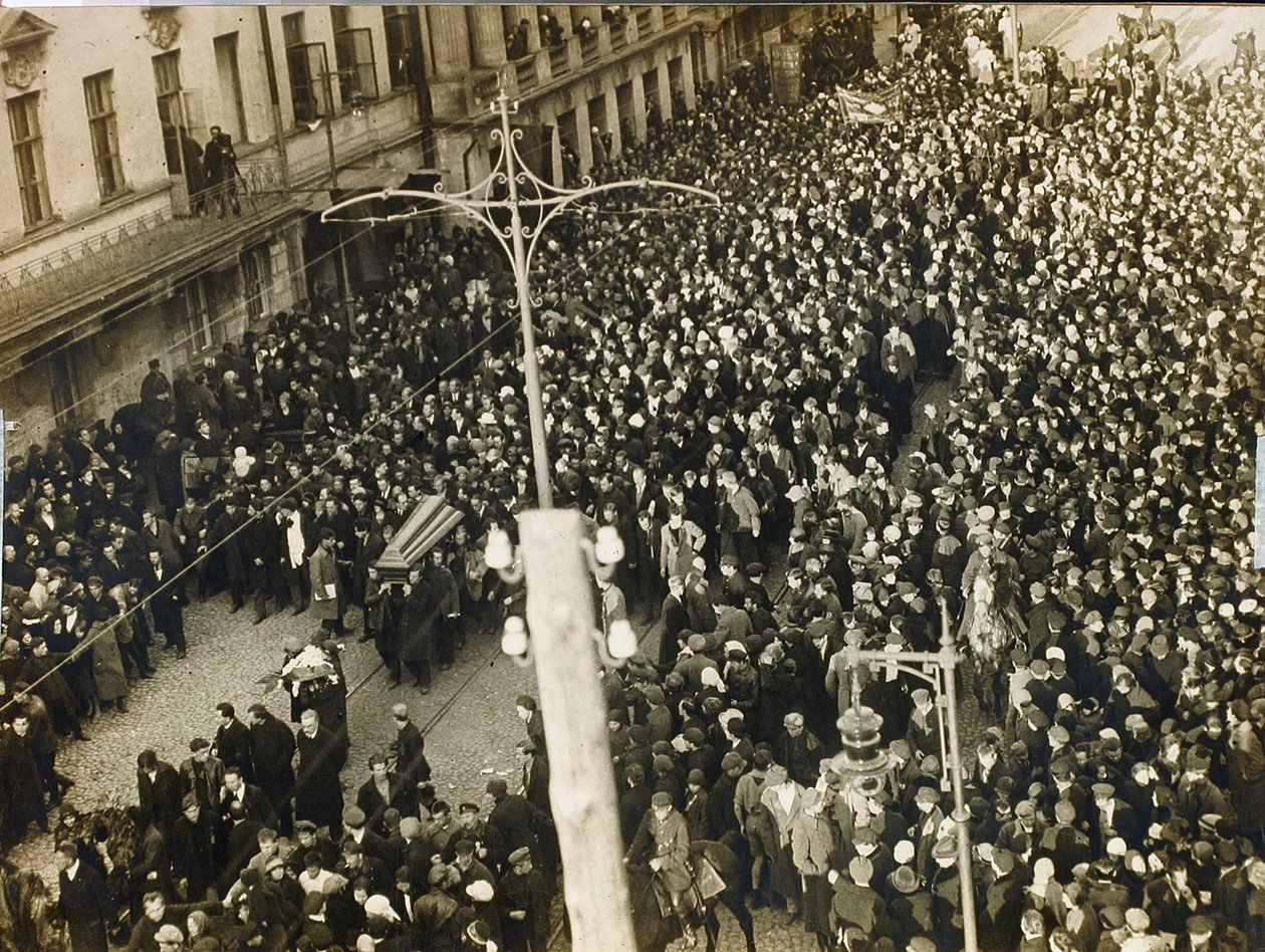 Begravelsesprosesjon for poeten Valery Yakovlevich Bryusov (1873-1924) i Moskva 12. oktober av Russian Photographer